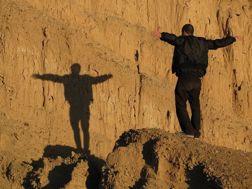 Alejandro Aramayo — arms open to the Andes